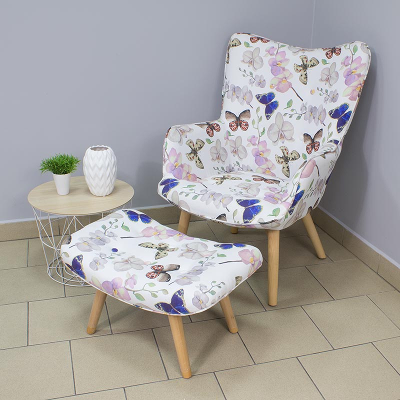 brązowy fotel z podnóżkiem uszak na drewnianych nogach pikowany welur