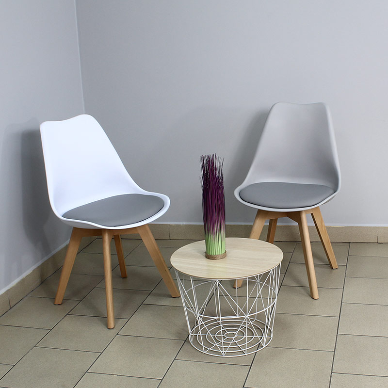 nowoczesne krzesło do salonu monza milano legano kris na drewnianych nogach z poduszką do salonu