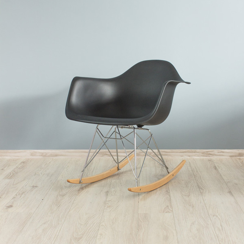krzesło z oparciem na drewnianych płozach metalowych nogach bujane bujak