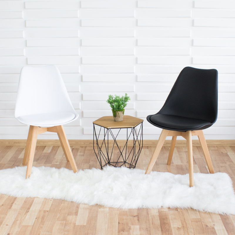 krzesło na drewnianych nogach z poduszką skórzaną