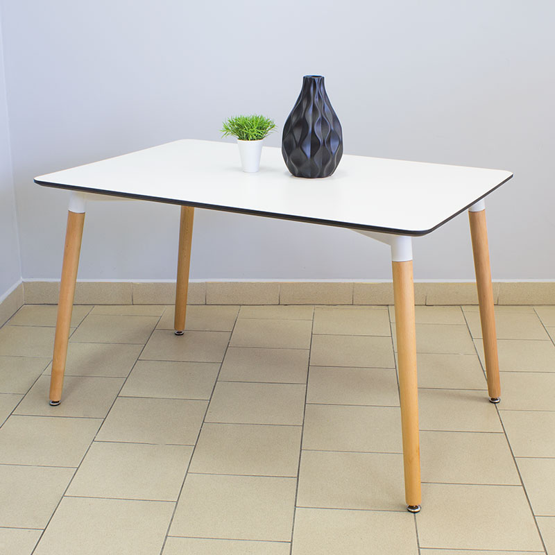stół na drewnianych nogach nowoczesny