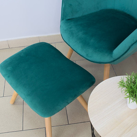 Fotel uszak z weluru pikowany na drewnianych nogach z podnóżkiem F150GR zielony