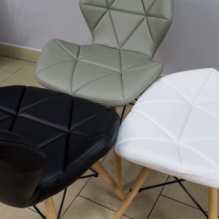 Białe krzesło na drewnianych nogach tapicerowane z ekoskóry do salonu 024 WF