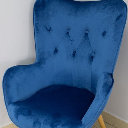 Fotel uszak z weluru na drewnianych bukowych nogach skandynawski do salonu niebieski F100BL