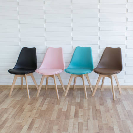Krzesło na drewnianych bukowych nogach z skórzaną różową poduszką nowoczesne różowe 007P-P-BW