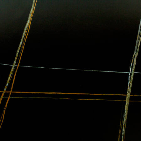 Stół prostokątny czarny na czarnych metalowych nogach, efekt marmuru, blat ceramiczny 140x80 S102B