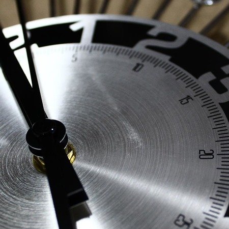 Zegar ścienny do powieszenia z kryształkami cristal srebrny aluminium M-01
